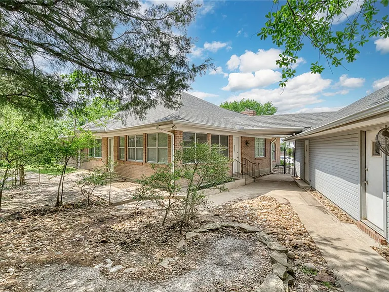 1402 Riverstone Ct — Photo 40