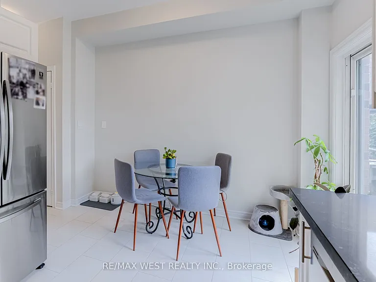 12 Grogan Mews — Photo 8