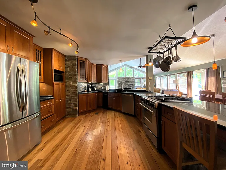 1251 Hinton Dr — Photo 14
