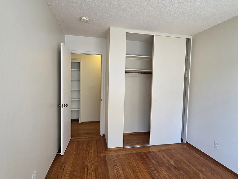 Middle bedroom/closet