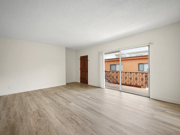 1416 Amherst Ave #6 — Photo 3