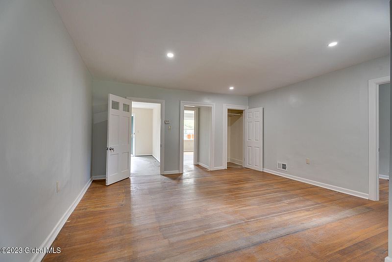 4th image of 438 East Street