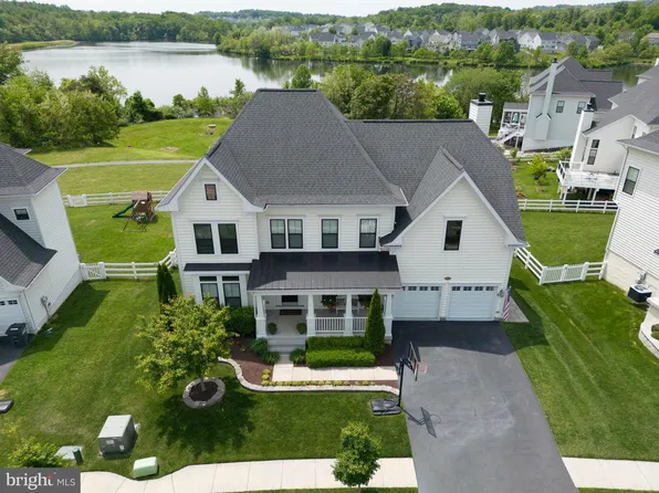17737 Marbury St, Round Hill, VA 20141