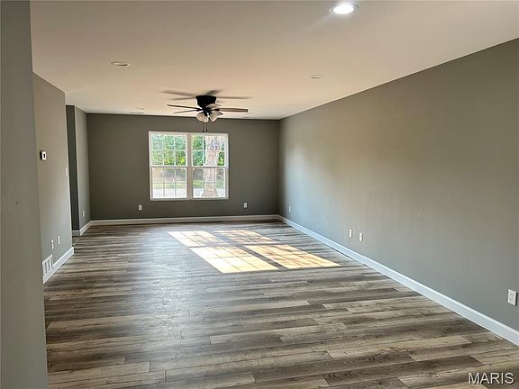 5th image of 831 Bell Dr