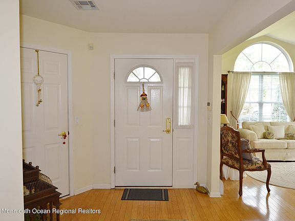 3rd image of 20 Rosewood Ct