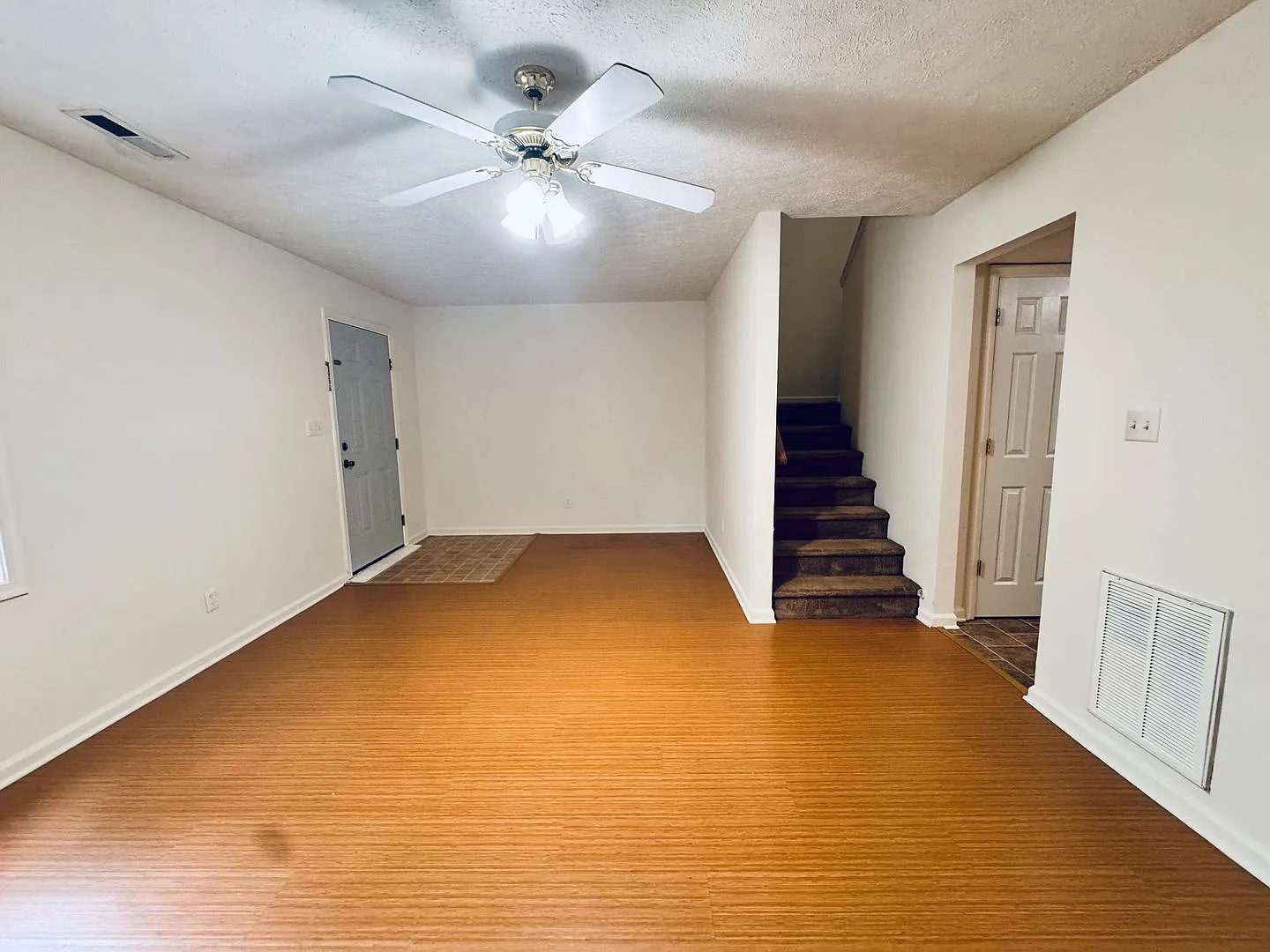 Bedford Town House — Photo 3