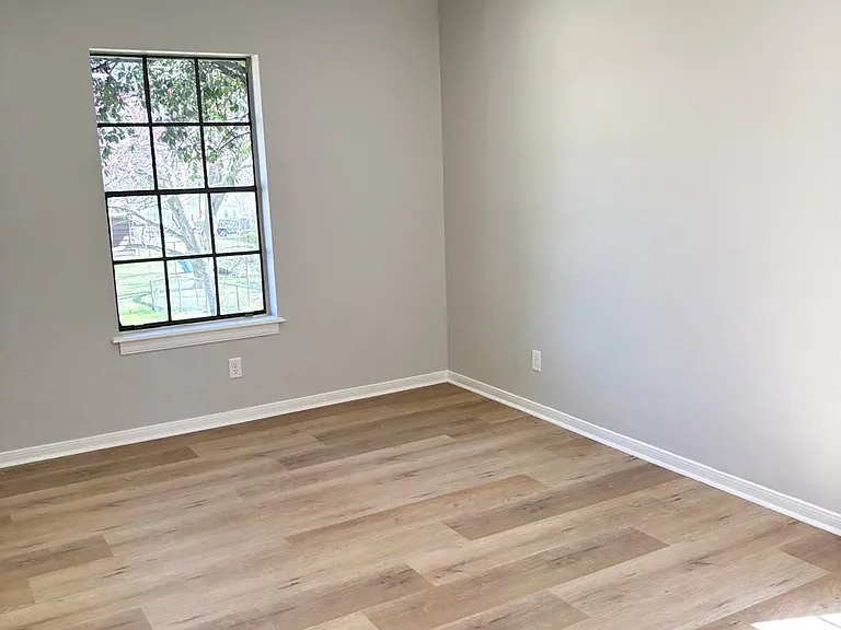 1803 S Park St — Photo 13