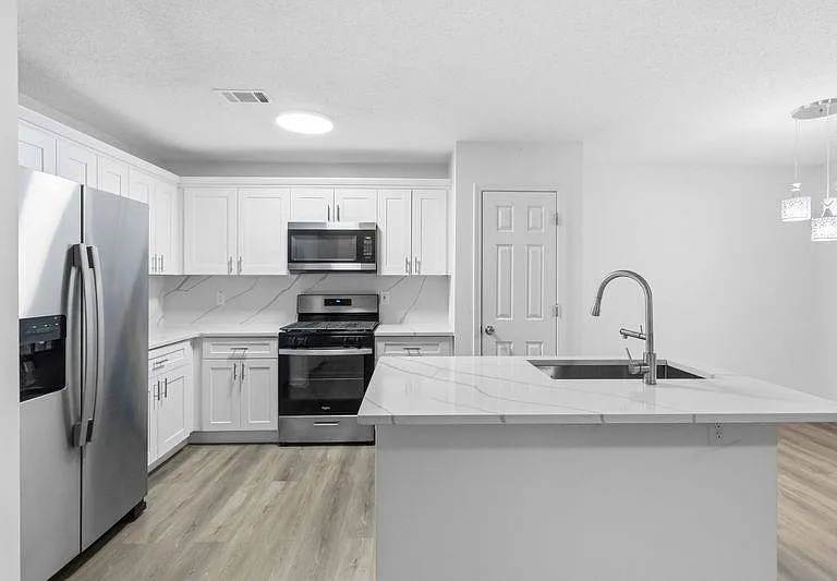 420 Thistle Cv — Photo 6