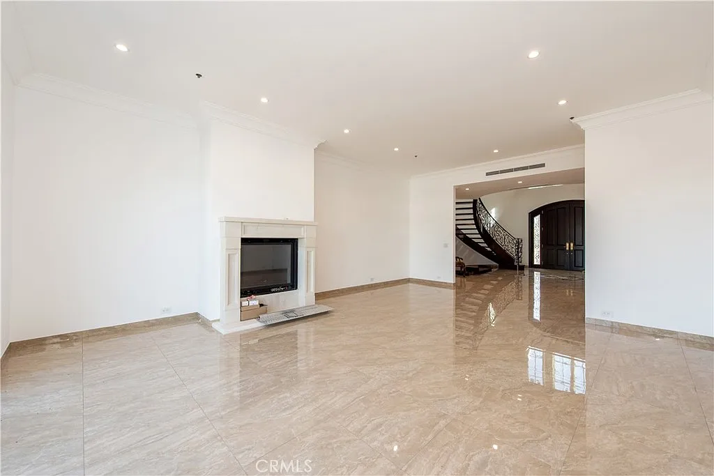 6 bed, 6.5 bath, 7518 sqft, $14,500 — Photo 3