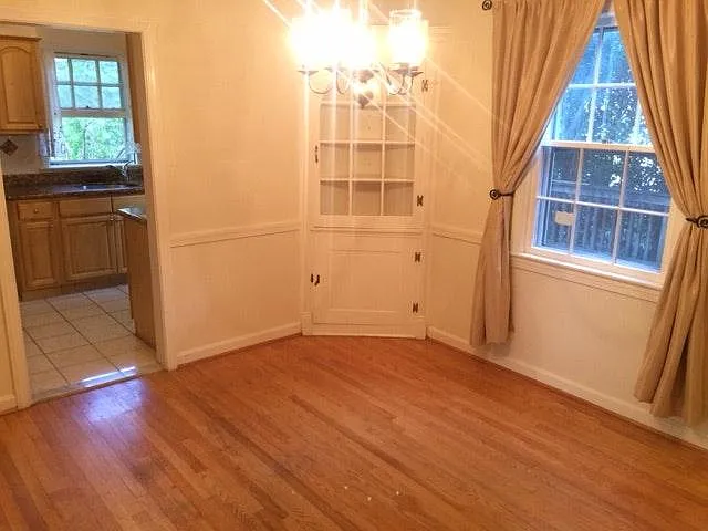 Dining room to kitchen