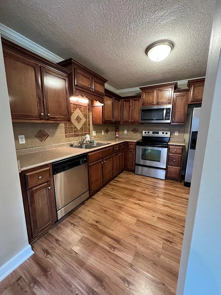 3 bed, 2.0 bath, 1365 sqft, $1,800 — Photo 4