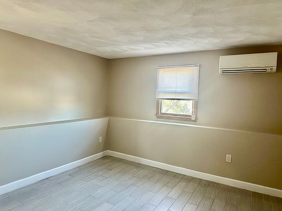 4th image of 60 Kennedy Dr #1