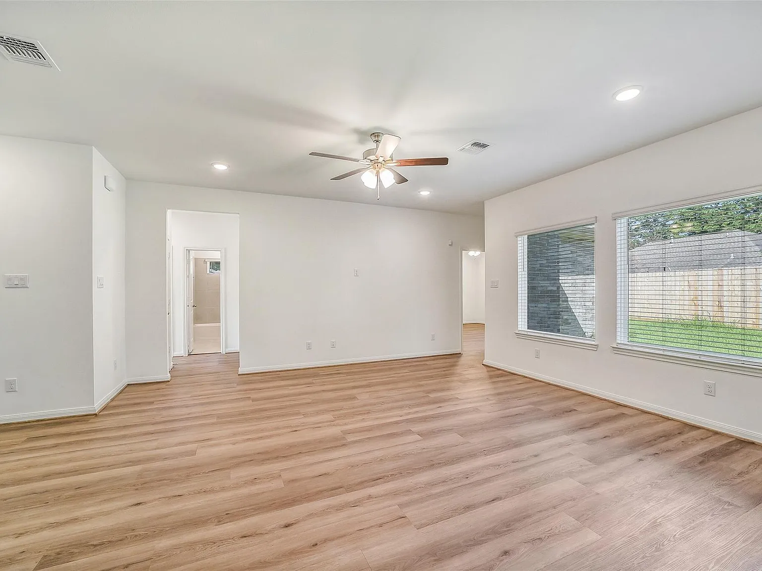 3 bed, 2.0 bath, 1800 sqft, $2,250 — Photo 4