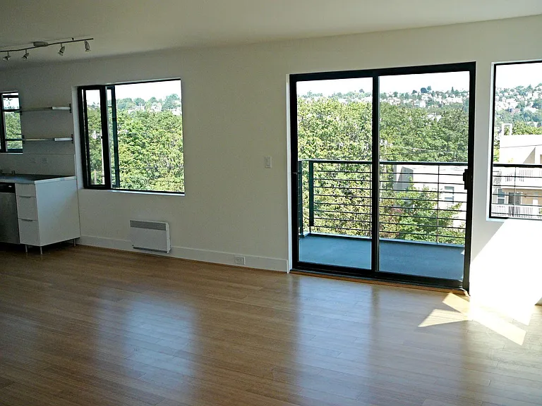 2404 Thorndyke Pl W #9 — Photo 2