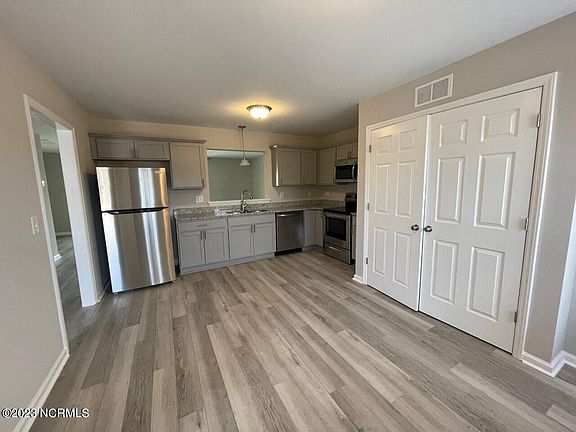 4th image of 317 S Pointe Dr Unit B