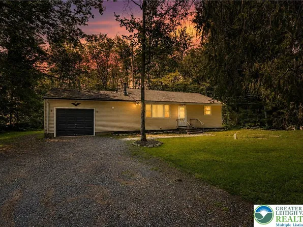 3279 Beech Ridge Dr, Pocono Summit, PA 18346