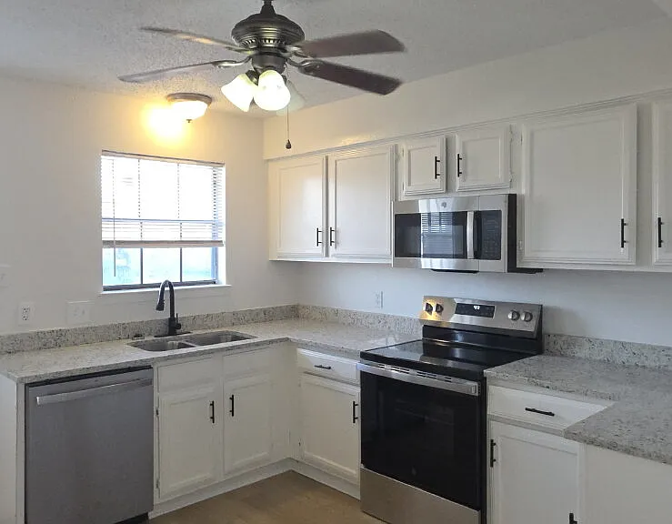 235 Vista Way — Photo 2