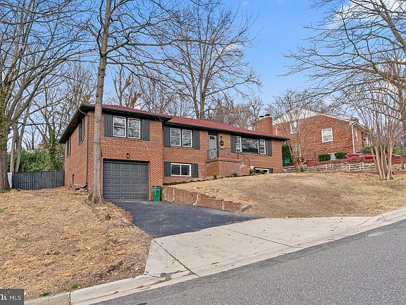 4th image of 2402 Fairlawn St
