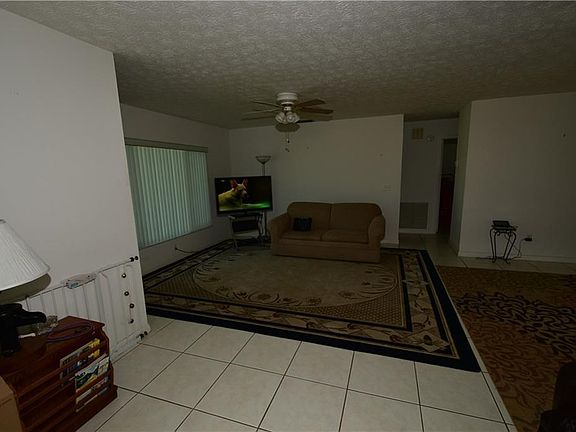 5th image of 570 SW Violet Ave
