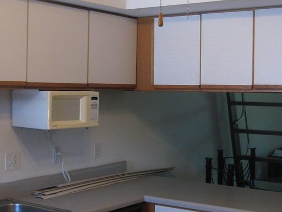 5th image of 714 W Elm St APT 4