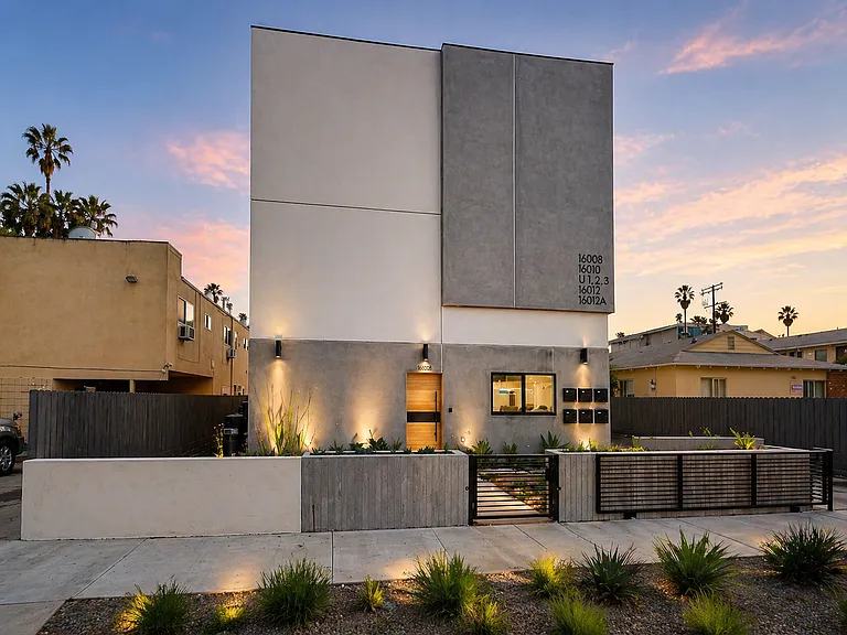 16012 Cantlay St — Photo 9