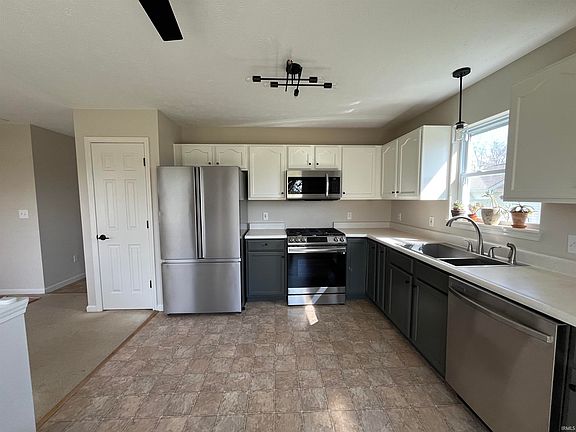 3rd image of 336 E Cardinal Glen Dr