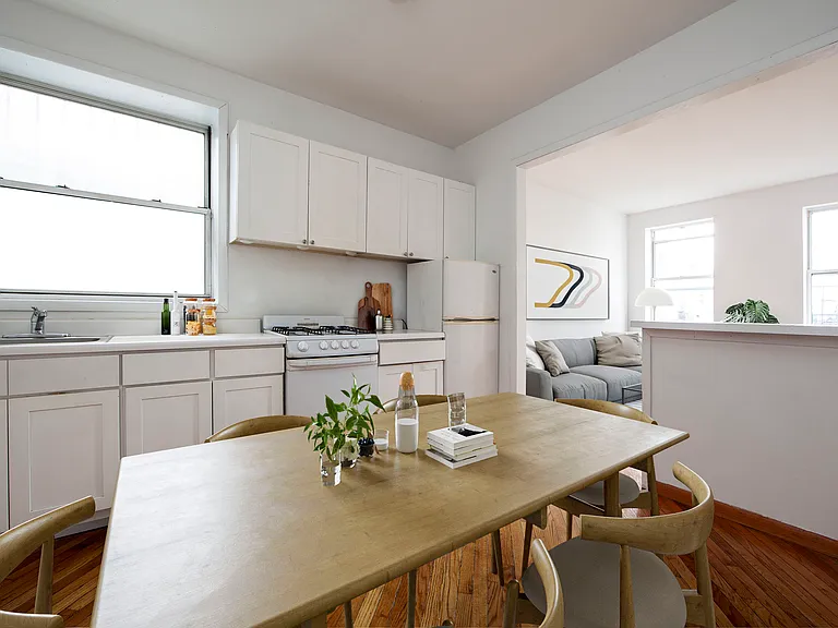 260 E 10th St #5 — Photo 2