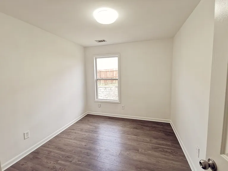 2073 Executive Dr — Photo 17