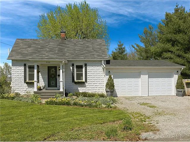 208 Montgomery St photo 1