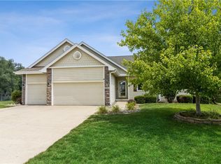 4717 Ashwood Dr, Urbandale, IA 50322