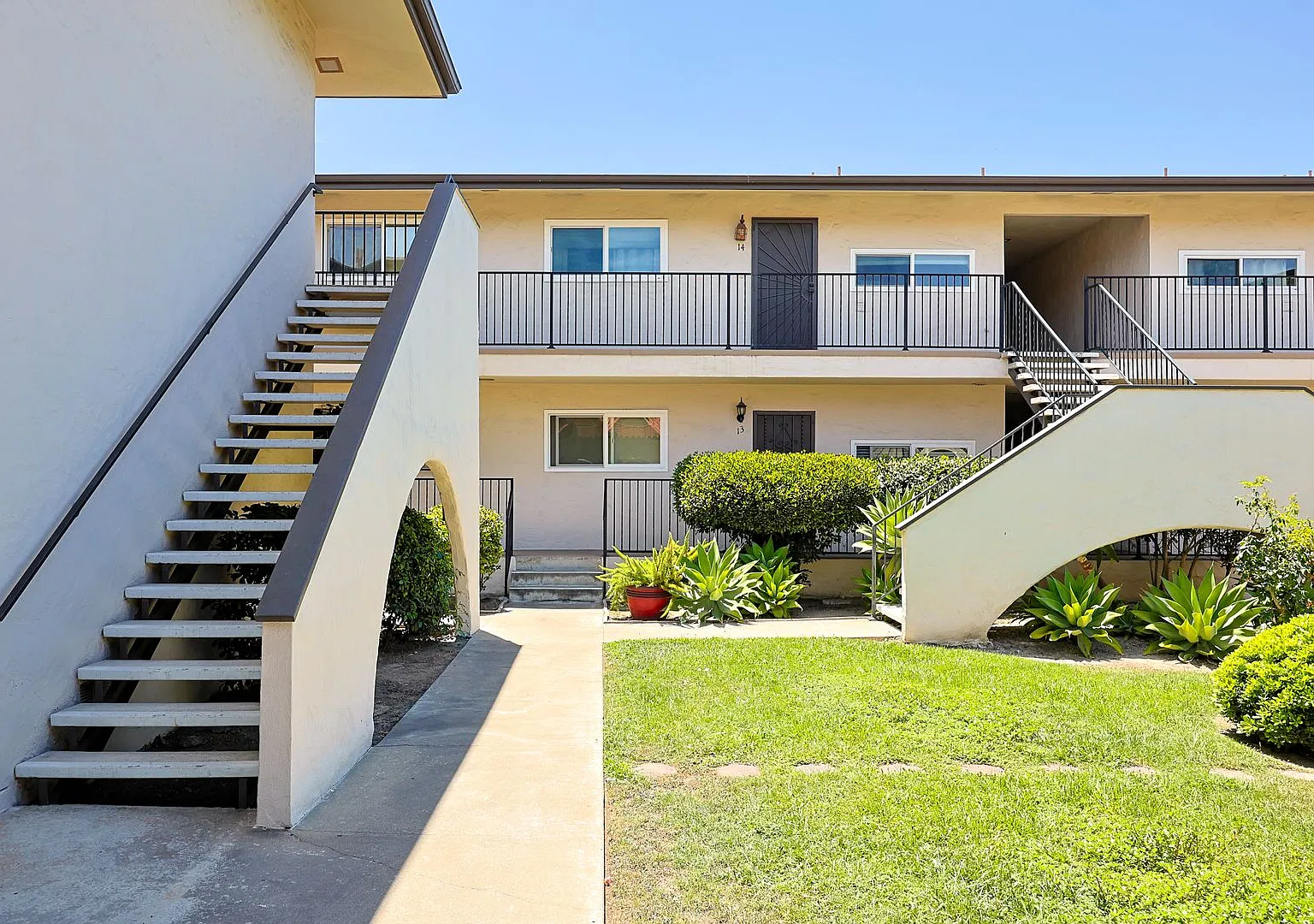 Fully Furnished 2 Bed / 1.5 Bath Condo Near Downtown La Mesa — Photo 2