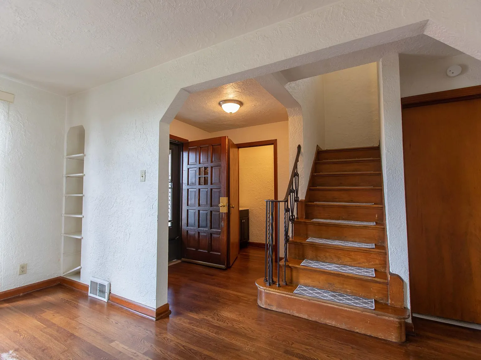 3 bed, 1.5 bath, 1344 sqft, $2,100 — Photo 2
