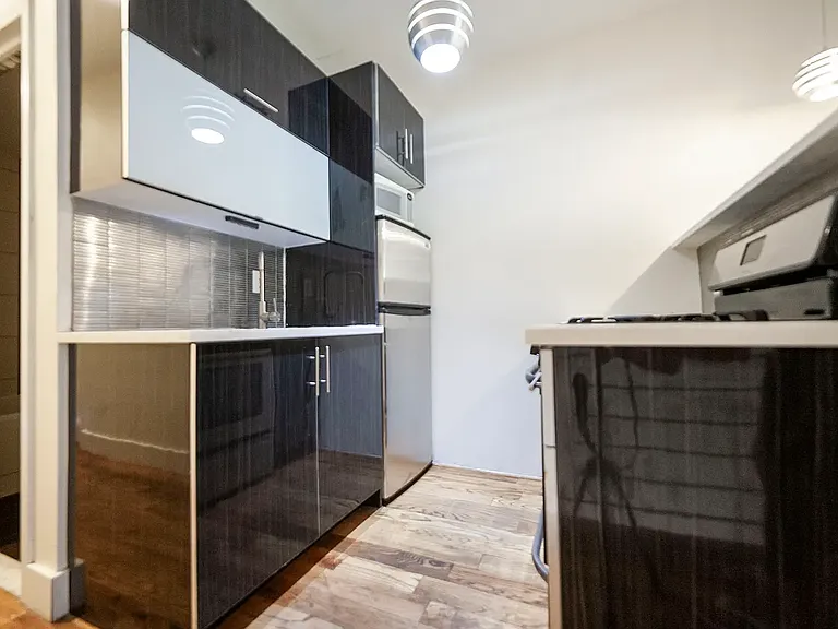 96 George St #2R — Photo 2