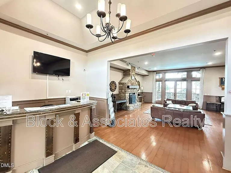 8527 Quarton Dr — Photo 31