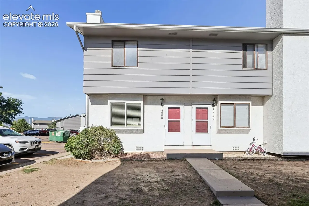 2 bed, 1.5 bath, 960 sqft, $1,300 — Photo 1