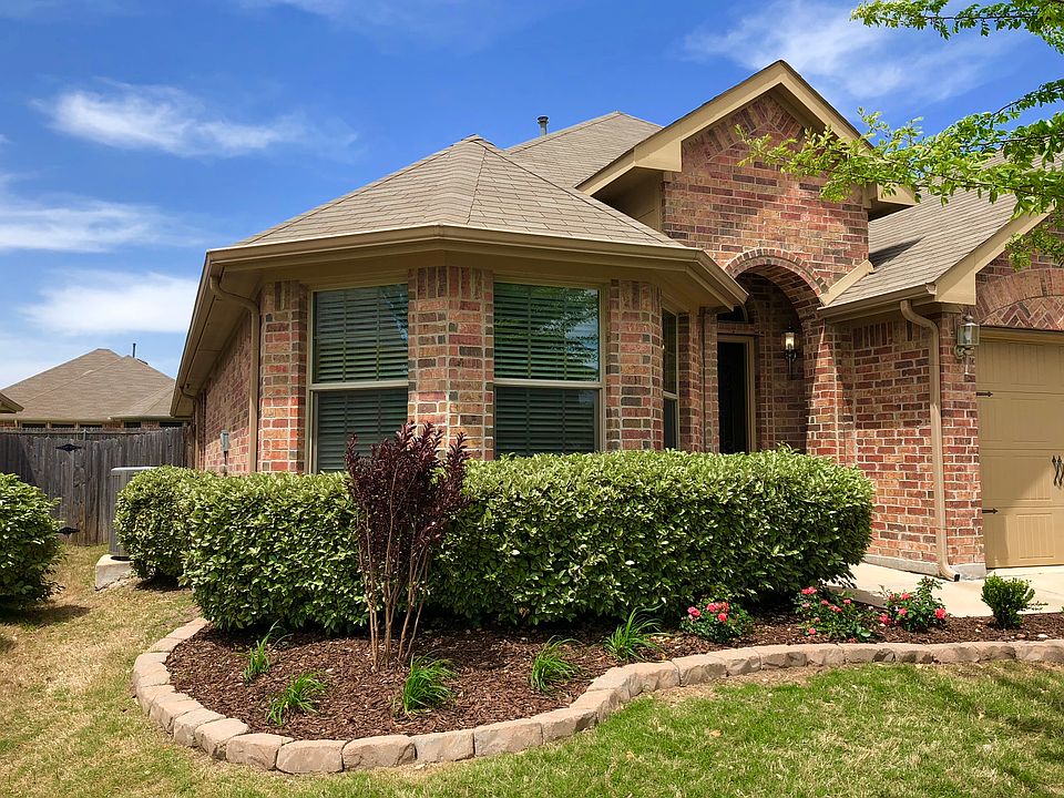 2nd image of 901 Honey Locust Dr