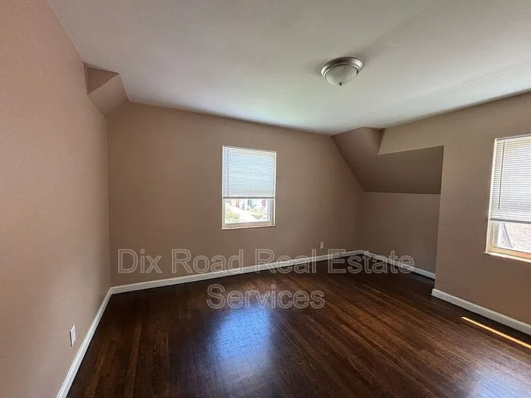 1927 Burroughs Dr — Photo 24