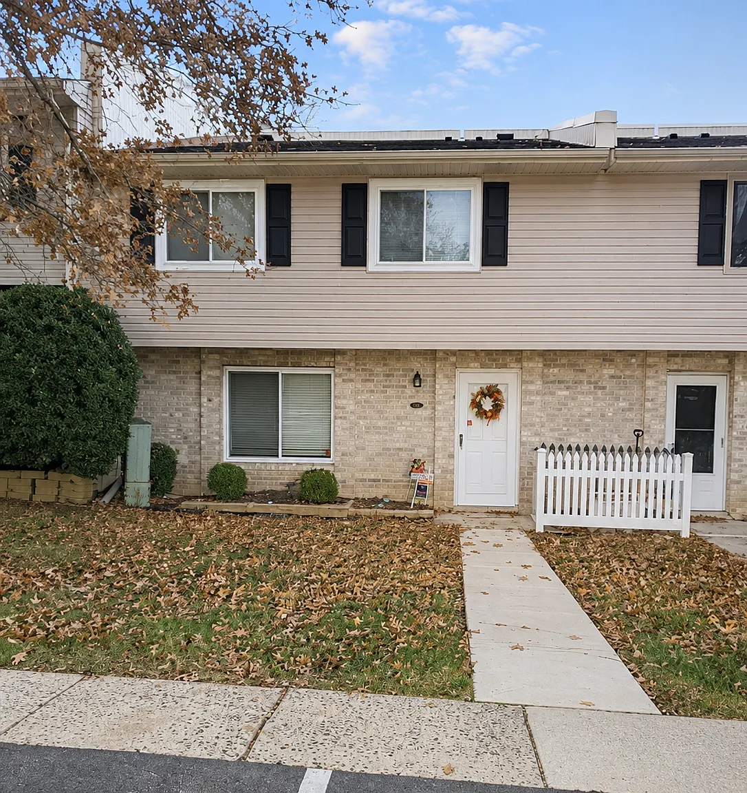 2 bed, 1.5 bath, 1100 sqft, $2,300 — Photo 1