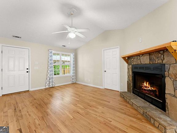 5th image of 398 Gold Ridge Rd