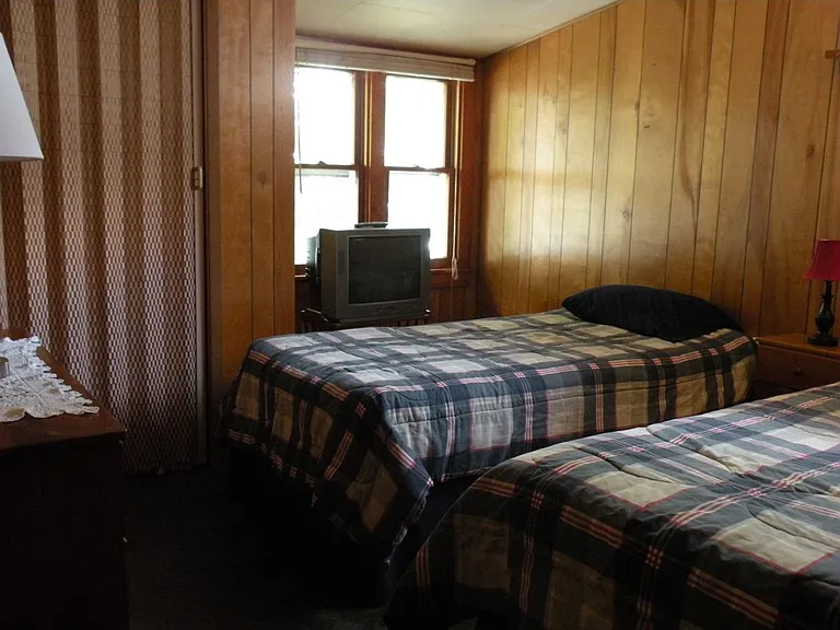 twin bedroom