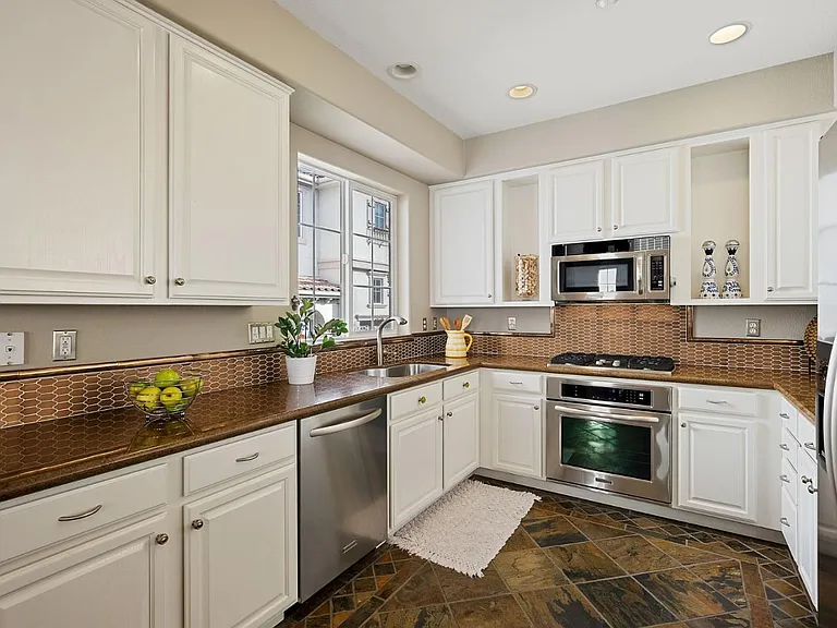 325 Casselino Dr — Photo 4