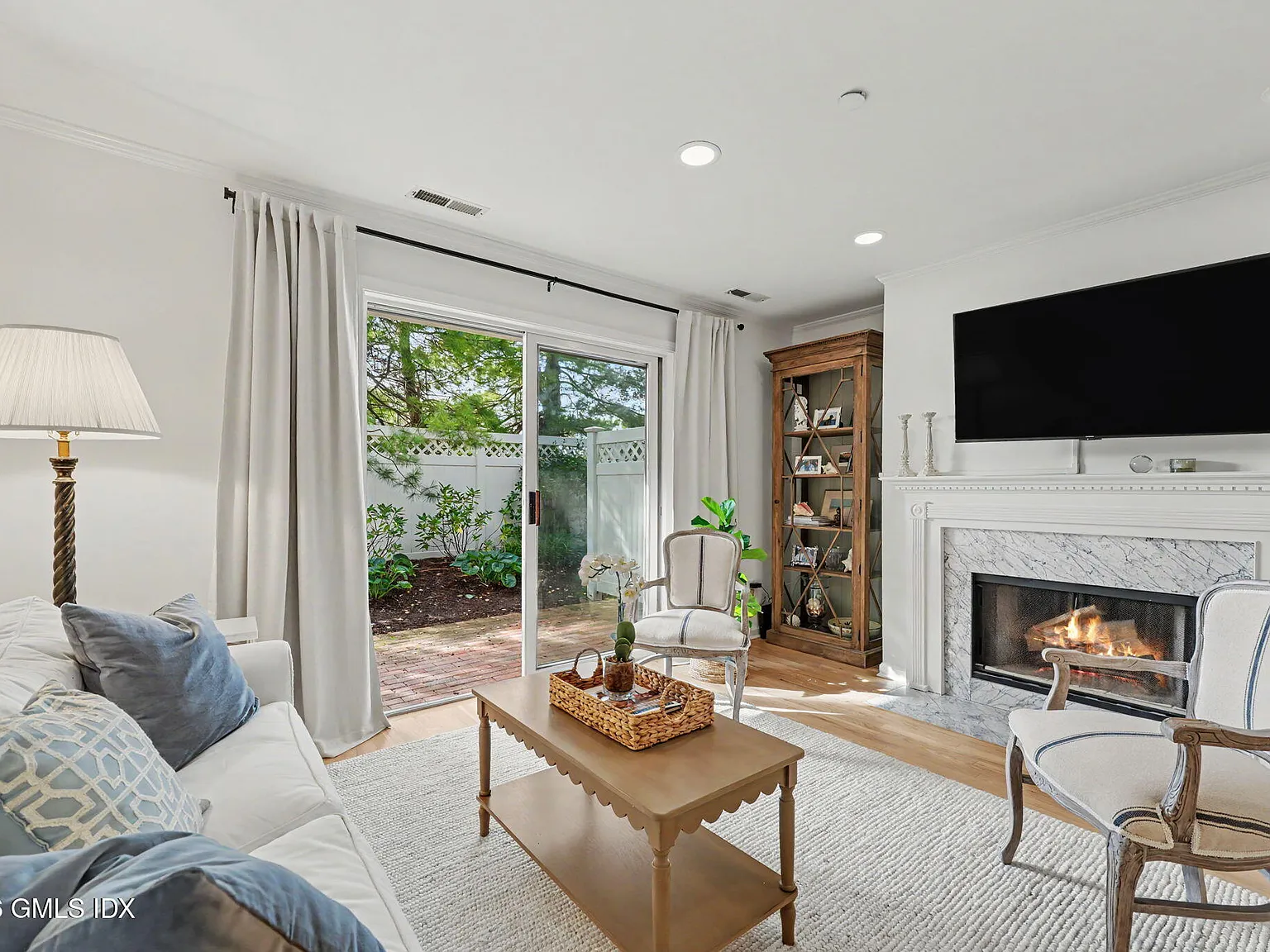 1 bed, 2.0 bath, 1015 sqft, $4,500 — Photo 2