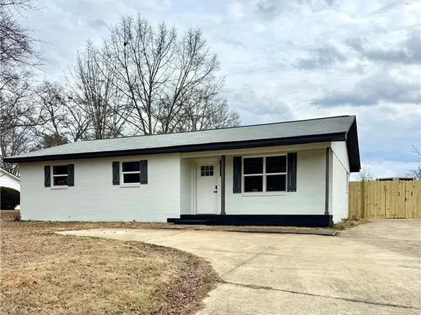 823 S 10th St, Lanett, AL 36863