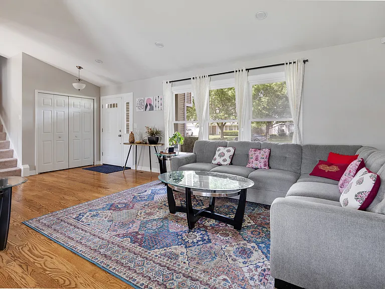 25W055 Canary Ct — Photo 4