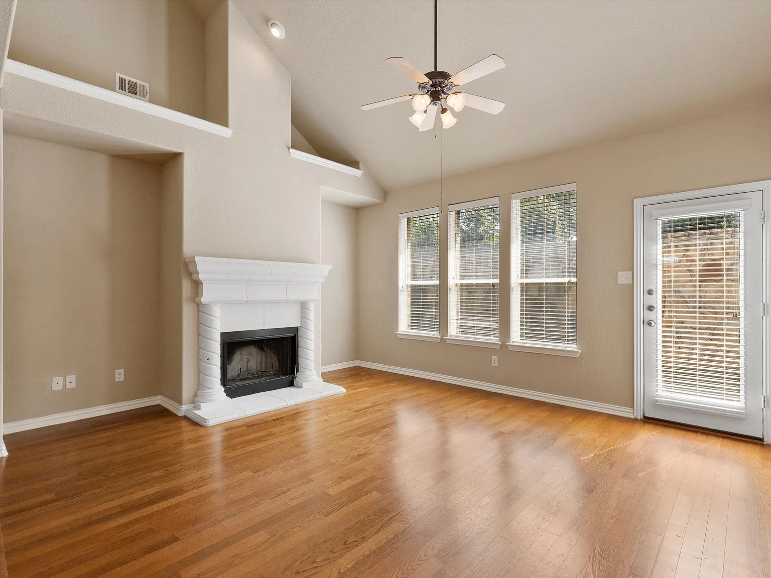 4 bed, 2.5 bath, 2397 sqft, $2,600 — Photo 2