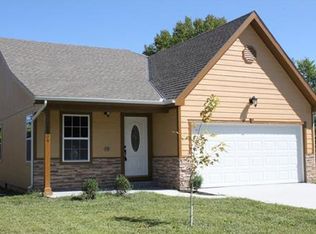 1109 SE Oak Ridge Dr, Oak Grove, MO 64075