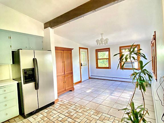 eat in kitchen / dining room