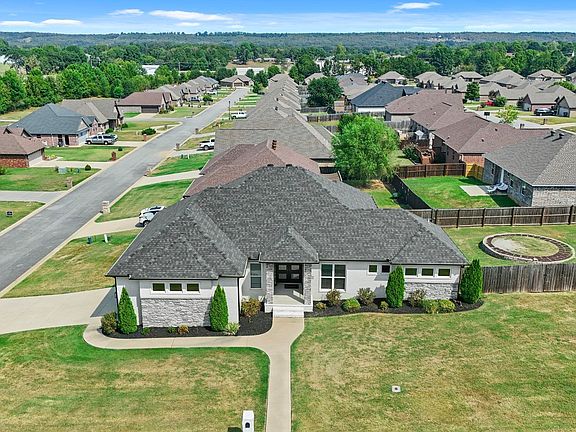 3rd image of 709 Adamson Dr