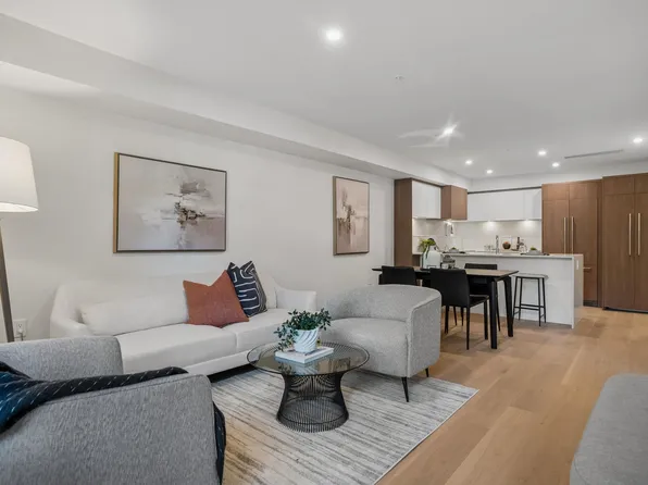 378 W 45th Ave #103, Vancouver, BC V5Y 2V8