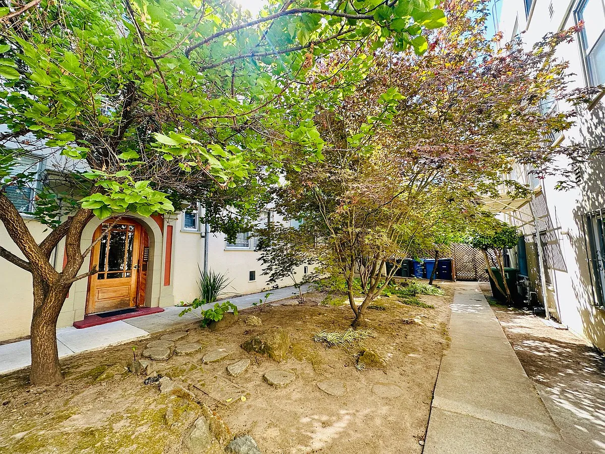 Gated courtyard to enter Haste St building - Haste/Fulton